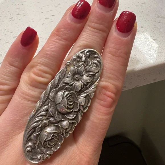 Elegant Sterling Silver Floral Ring - Picture 1 of 7